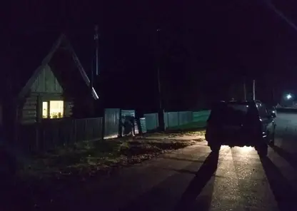В Енисейском районе пьяный водитель снёс ворота жилого дома и наехал на 10-летнюю девочку
