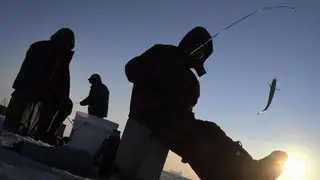 Рыбаки едва не уплыли на льдине по реке Кан в Красноярском крае