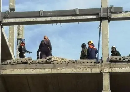 В Красноярске на двух рабочих придавила бетонная плита