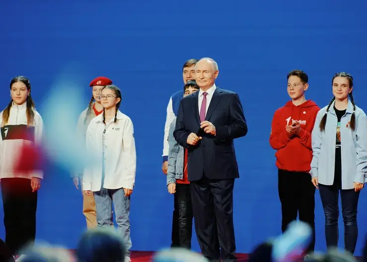 Школьница из Красноярска исполнила гимн России вместе с Владимиром Путиным