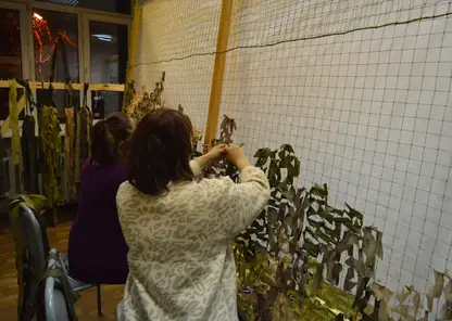 Более 250 маскировочных сетей сплели волонтеры в Октябрьском районе Красноярка