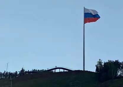 Ещё одну партию огромных триколоров приобрели для флагштока на Николаевской сопке