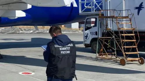 В Якутске машина врезалась в самолет