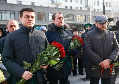 Губернатор Михаил Котюков возложил цветы к памятнику Дмитрия Хворостовского