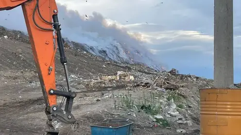 Крупный пожар на мусорном полигоне под Новосибирском обещают потушить до конца недели
