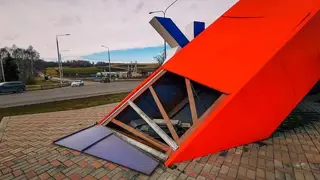 Штормовой ветер поломал стелу на въезде в Новокузнецк Штормовой ветер поломал стелу на въезде в Новокузнецк