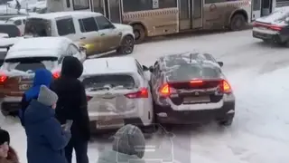 «И его повело». В Красноярске водитель хотел объехать аварию, но устроил новое ДТП «И его повело». В Красноярске водитель хотел объехать аварию, но устроил новое ДТП