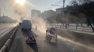 На улице Тотмина в Красноярске порвало трубопровод На улице Тотмина в Красноярске порвало трубопровод