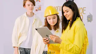 Золотой билет в карьеру: дети сотрудников «Полюса» познакомились с современной золотодобычей Золотой билет в карьеру: дети сотрудников «Полюса» познакомились с современной золотодобычей