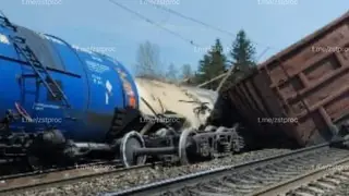 Вагоны грузового поезда сошли с рельсов на Красноярской железной дороге