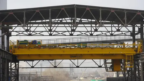 На Красноярском цементном заводе смонтирован  новый грейферный кран