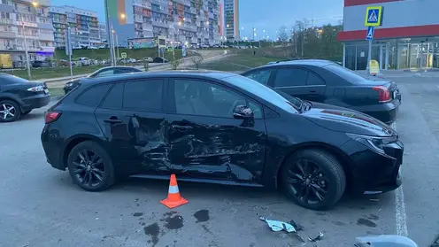 Пьяный подросток повредил десять машин на парковке в красноярском Солнечном на угнанном у родителей автомобиле
