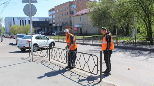 В Красноярске начали ремонтировать дорогу и тротуар на Юшкова