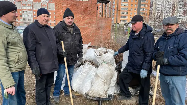 В Красноярске в Советском районе сотрудники 102 организаций убирали улицы