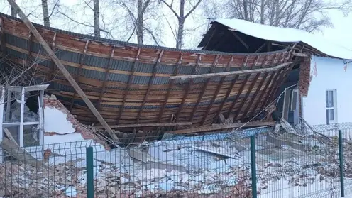 Спортивная школа обрушилась в поселке Колывань Новосибирской области