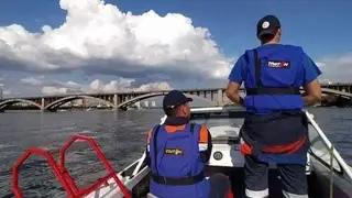 Красноярские спасатели вытащили из Енисея свалившегося с моторной лодки мужчину