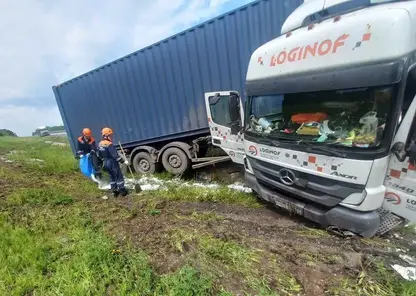 Фура съехала в кювет на трассе в Красноярском крае: после аварии в почву вытекла часть нефтепродуктов
