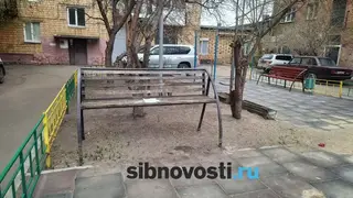 «Вкопайте её на детской площадке»: красноярцы нашли подходящее место для лавочки, где собираются любители выпить