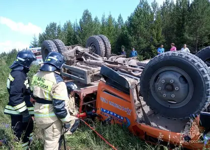 В Красноярском крае из перевернувшегося грузовика на дорогу выкатились 60 газовых баллонов