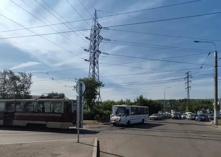 Автобус столкнулся с трамваем на Мичурина в Красноярске