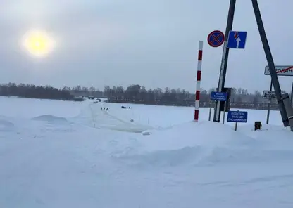 Спецтехника провалилась под лед Иртыша в Омской области