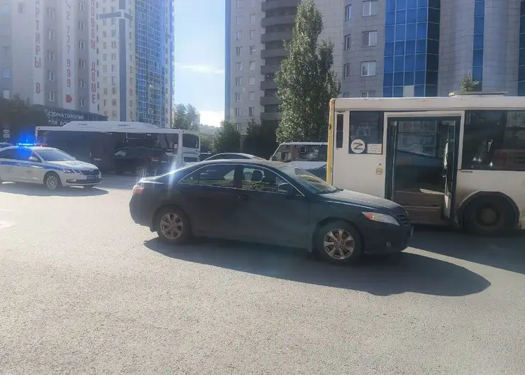 Водитель автобуса погиб в ДТП в Новосибирске (видео)