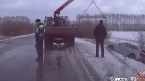 Инспекторы ДПС помогли водителю, попавшему в кювет на трассе Шарыпово — Назарово