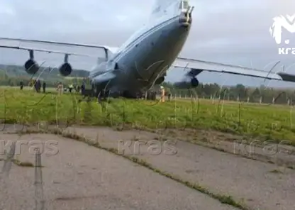 Ил-76 совершил аварийную посадку в Красноярском крае и выкатился за пределы посадочной полосы