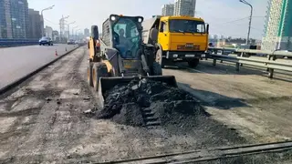 На путепроводе Авиаторов начали ремонтировать центральную часть — по две полосы с каждой стороны