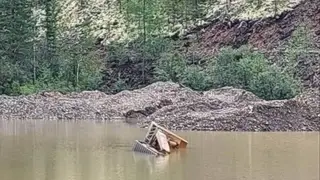 Погиб водитель бульдозера, он упал в отвал с водой на золотодобывающем предприятии в Красноярском крае