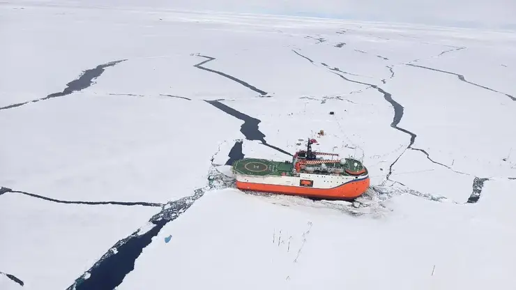 Вертолет красноярской санавиации эвакуировал полярницу с дрейфующей ледовой станции в Арктике