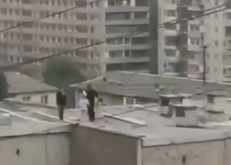 В Красноярске дети гуляют по крышам многоэтажных домов