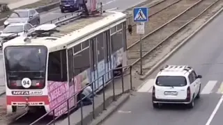 Мужчина упал под колеса трамвая и чудом остался жив в Улан-Удэ Мужчина упал под колеса трамвая и чудом остался жив в Улан-Удэ