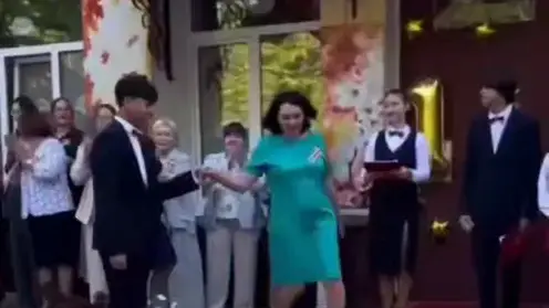 Хабаровские школьники расстелили учителям красную дорожку на День знаний