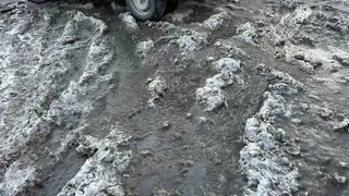Подтаявшая за теплую среду снежная масса на дорогах Красноярска утром превратилась в лед:  люди жалуются, что ходить опасно