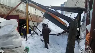 Крыша пункта приема макулатуры обрушилась на мужчину в Томске
