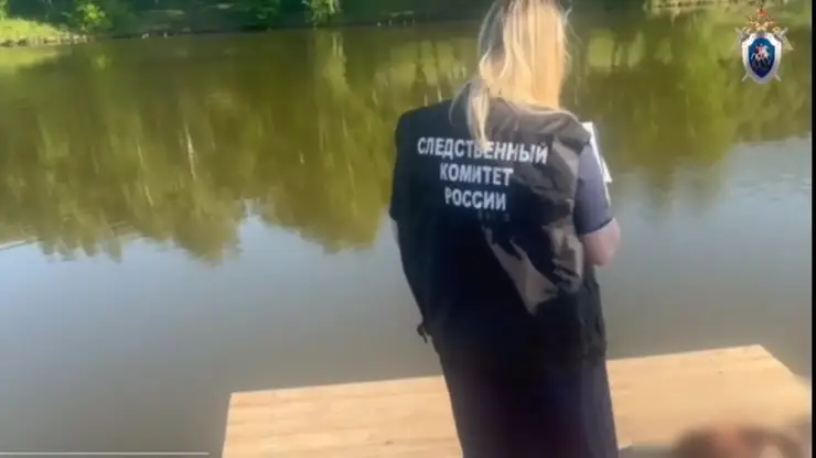 Под Красноярском нашли тело новорождённой девочки в пакете на берегу озера