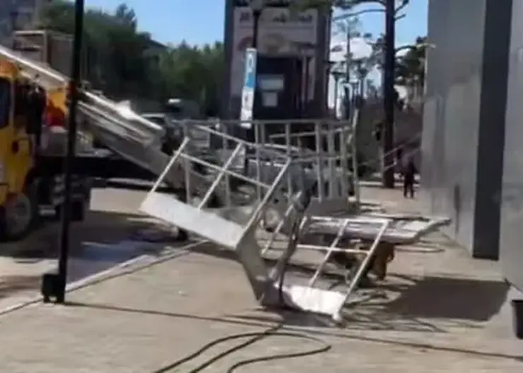 В Улан-Удэ рабочие сорвались с высоты 4-го этажа при мытье фасада ТЦ «People’s Park»