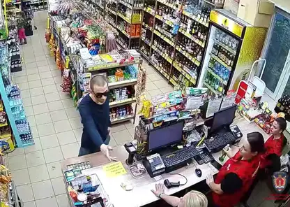 Буйный любитель рома разбил стёкла алкомаркета и напал на посетителей в Красноярске