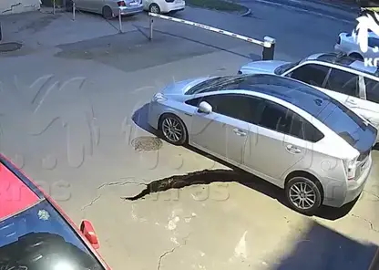 В Красноярске камера засняла жуткий обвал асфальта у пятиэтажки на Бограда