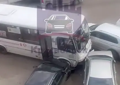 В Красноярске автобус врезался в несколько автомобилей