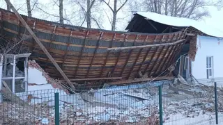 Спортивная школа обрушилась в поселке Колывань Новосибирской области