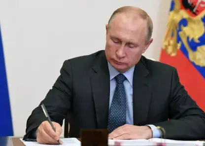 Президент России Владимир Путин подписал закон об ответственности за выброс мусора из автомобиля