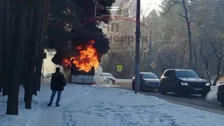В Красноярске на ул. Киренского во время движения загорелся автобус