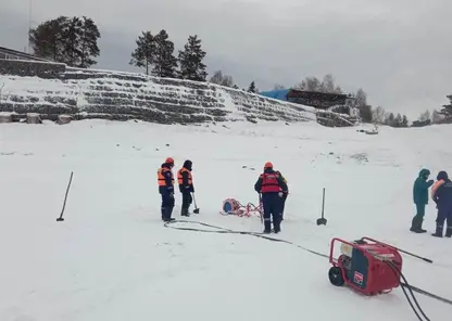 На Красноярском водохранилище спасатели проделали ледовую траншею для безопасности автомобилистов