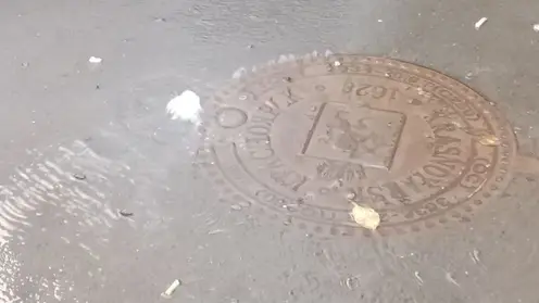 В Красноярске вторые сутки топит двор в Октябрьском районе