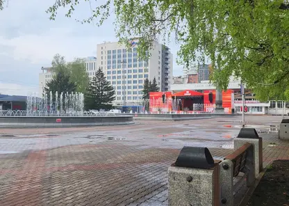 Рабочие в дождь убрали оставшийся после празднования Дня Победы мусор