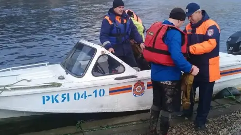 В Красноярском крае не могут отыскать выпавшего из лодки мужчину