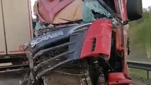 Под Уяром образовалась огромная пробка из-за аварии трех большегрузов