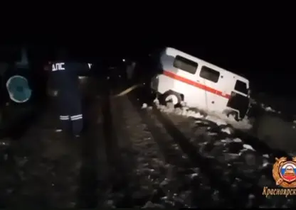 В Красноярском крае экипаж ДПС вытащил машину скорой помощи из кювета